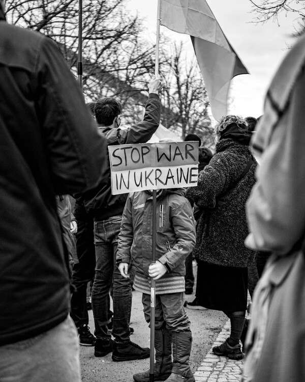 우크라이나 공습을 반대하는 시민들(사진 = PIXELS)