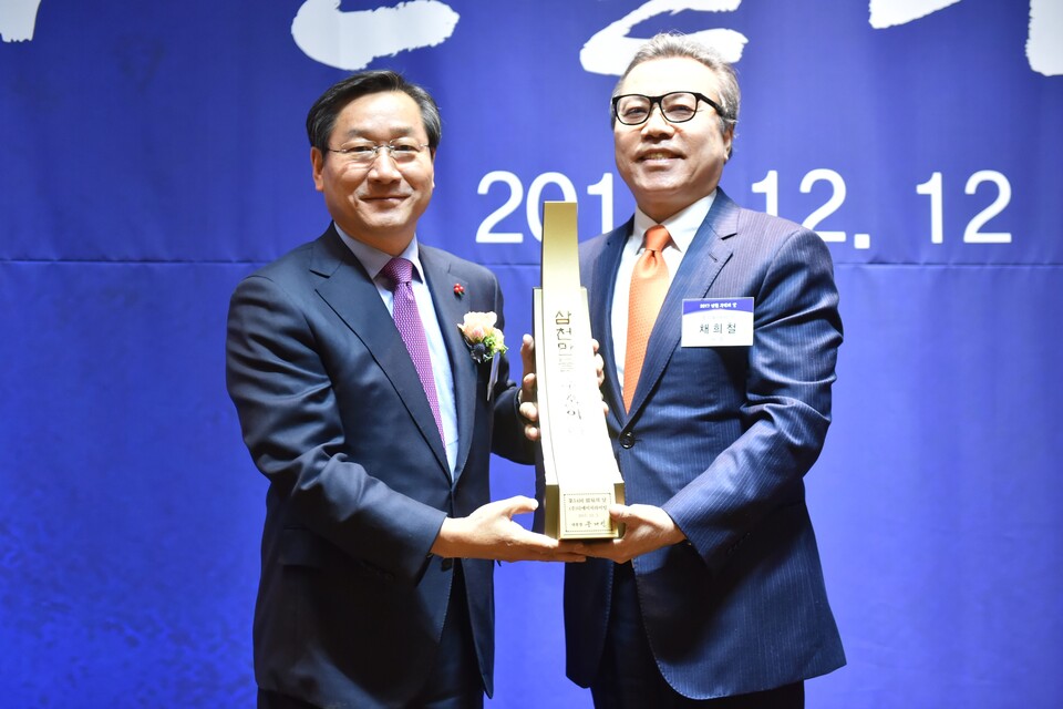 지난 2017년 제 54회 무역의날 행사에서 삼천만불 수출의탑을 수상한 디에이치라이팅.[사진=디에이치라이팅]