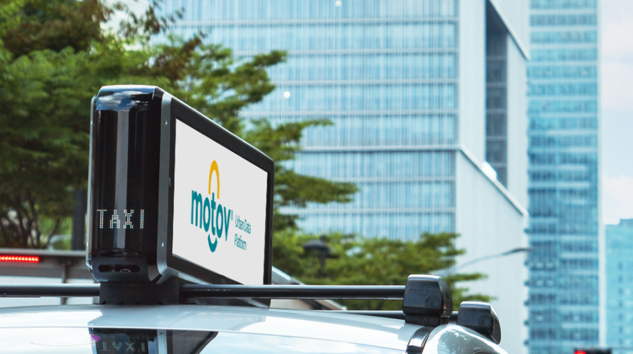 한낮에도 모토브 루프랙의 디스플레이가 잘 보인다 [사진=모토브]