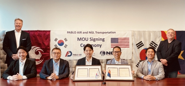 지난 2021년 파블로항공과 미국 NGL Transportation 관계자들이 전략적 제휴(MOU)를 체결한 모습.[사진=본투글로벌센터]