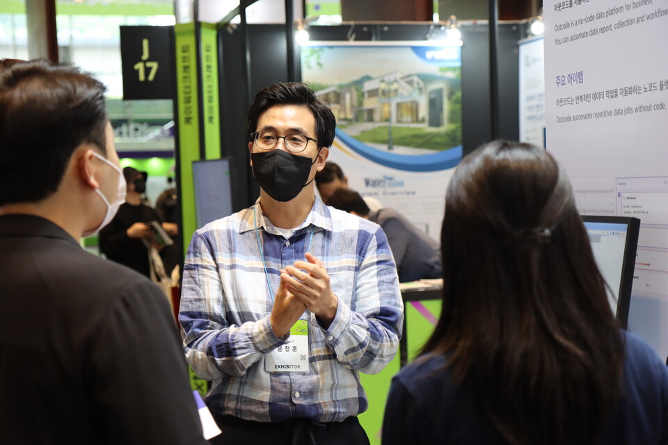 박람회에서 아웃코드 설명하고 있는 파워테스크 직원 [사진=파워테스크]
