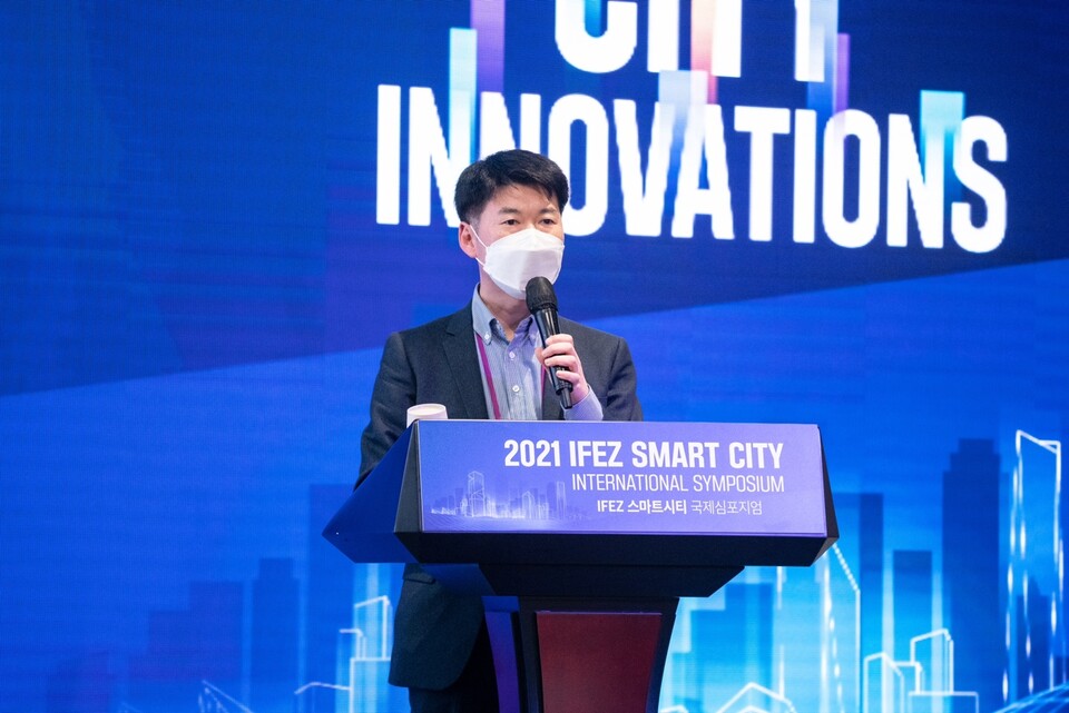 2021 IFEZ SMART CITY에서 반기안 상무가 발표하고 있다. [사진=반기안 상무]