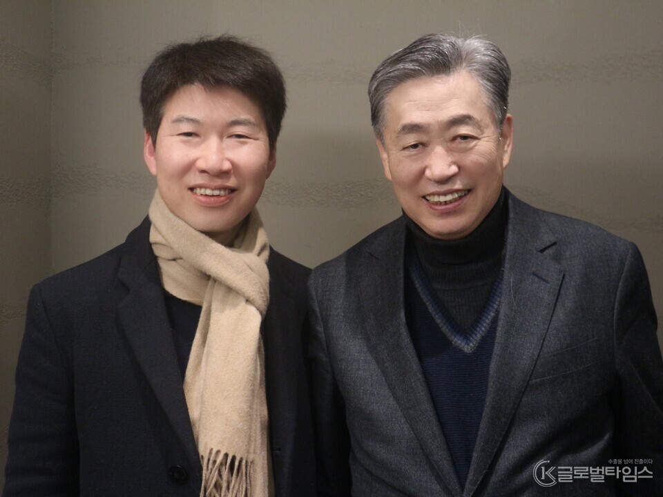 스쿨랩 반기안 상무와 K글로벌타임스 이금룡 발행인이 인터뷰 직후 기념사진을 촬영하고 있다. <br>[사진=K글로벌타임스]