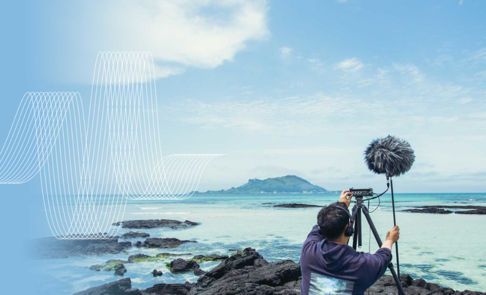 슬리핑라이언이 제주의 자연생태 소리를 녹음하고 있다 [사진=슬리핑라이언]