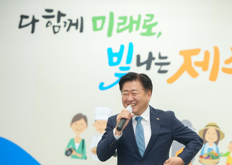 제주도 오영훈 지사가 기업하기 좋은 제주에 대해 연설하고 있다. [사진=제주도정]
