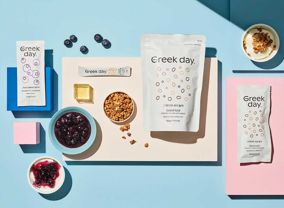 그릭데이의 다양한 토핑 및 그릭요거트의 모습.[사진=스위트바이오]