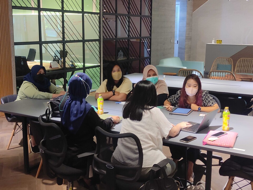 인도네시아 현지 법인 직원들과 회의를 진행하는 박윤정 대표 (사진=케이스타일허브)