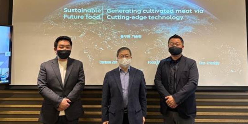 이상윤 풀무원기술원 원장(가운데)과 한동오 심플플래닛 총괄운영책임자(왼쪽), 유기현 심플플래닛 연구소장(오른쪽)이 충북 오송 풀무원기술원에서 기념촬영을 하고 있다. [사진=심플플래닛]
