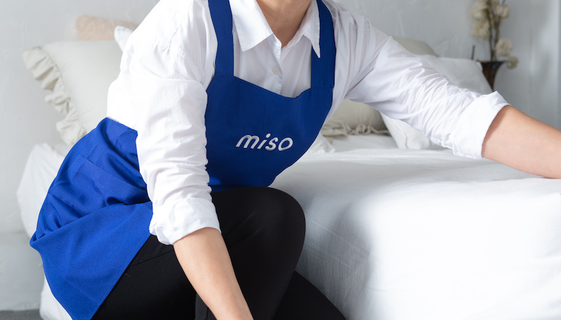 청소 서비스를 진행 중인 미소 클리너. [사진=미소]