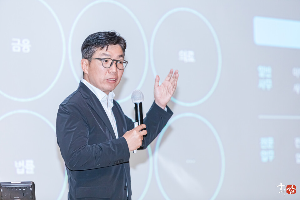 네이버클라우드 김유원 대표이사가 ‘한국형 초거대 AI로 빅테크와 경쟁하다’를 주제로 강연을 했다. [사진제공=(사)도전과나눔]