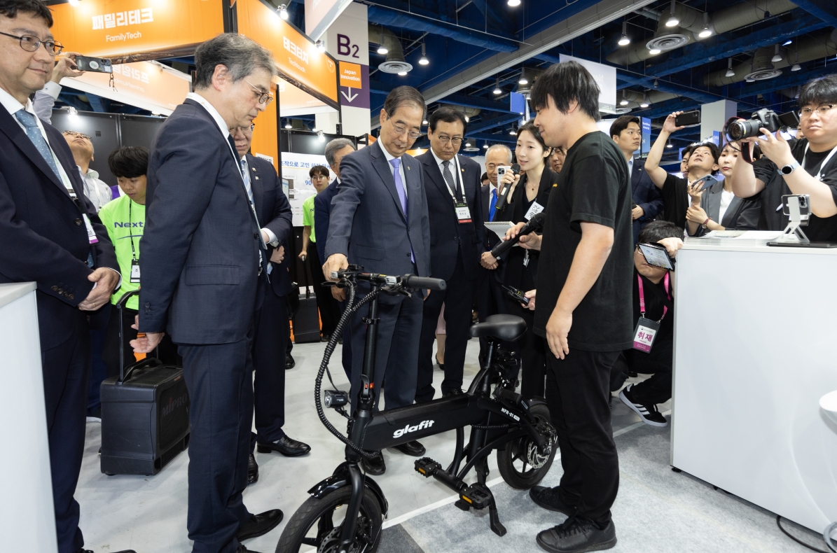 넥스트 라이즈 2024 현장을 참관하는 한덕수 국무총리. [사진=한국무역협회]