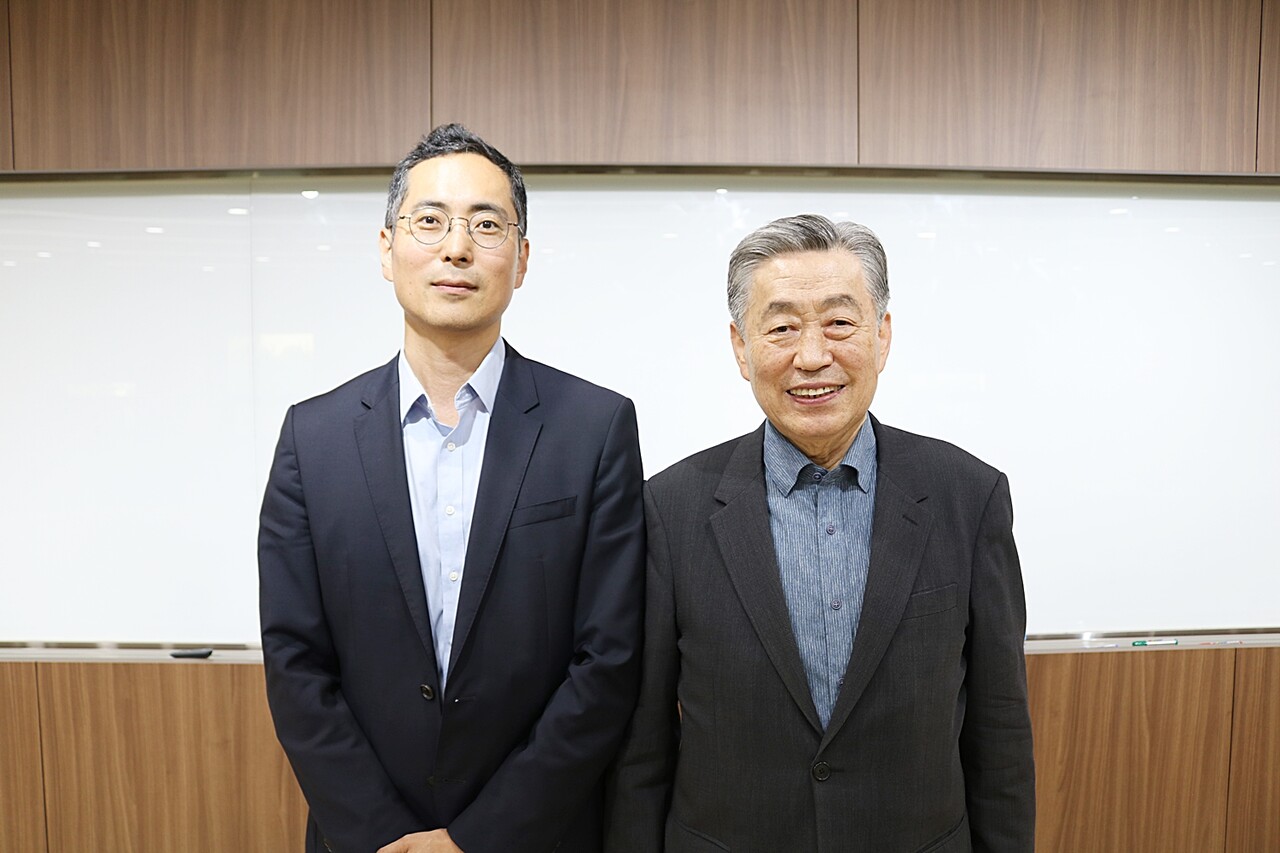 송명수 펜벤처스 대표(사진 왼쪽)와 이금룡 G&amp;G 스쿨 교장(사단법인 도전과나눔 이사장) [사진=황정일 기자]