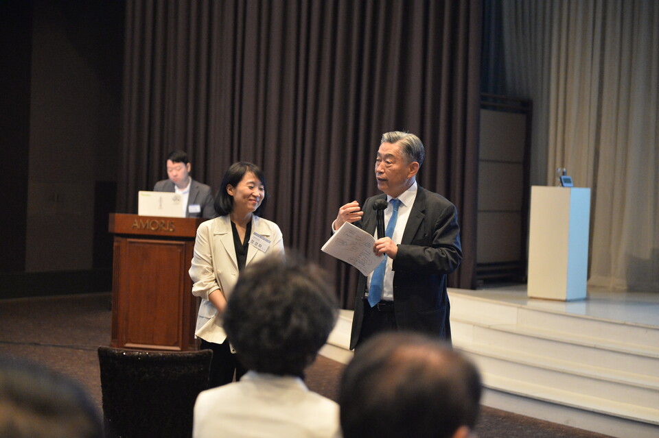 포럼의 모더레이터 이금룡 이사장이 연사들을 소개하고 있다.[사진=(사)도전과나눔]