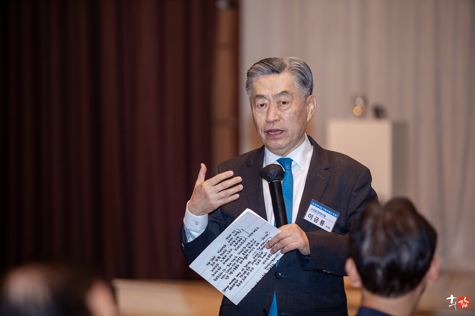 포럼의 모더레이터 이금룡 이사장이 강연 주제에 대해 설명하고 있다.[사진=(사)도전과나눔]