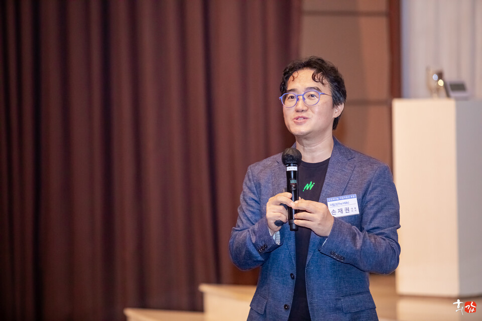 첫 세션 무대에 오른 손재권 더밀크 대표는 ‘실리콘밸리 빅테크 해고 쓰나미, 혁신인가? 구조조정인가?’라는 주제로 강연을 펼쳤다.[사진=(사)도전과나눔]