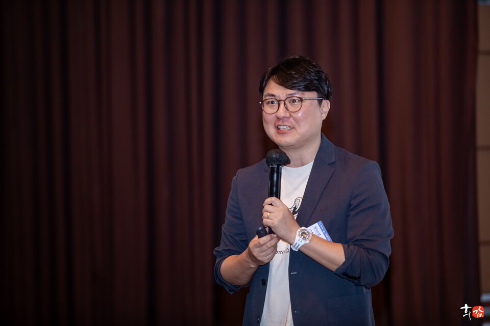 이어 원티드랩 이복기 대표이사가 'AI가 바꾸는 고용 지형, 한국 기업은 어떻게 대응할 것인가?'라는 주제로 강연에 나섰다.[사진=(사)도전과나눔]