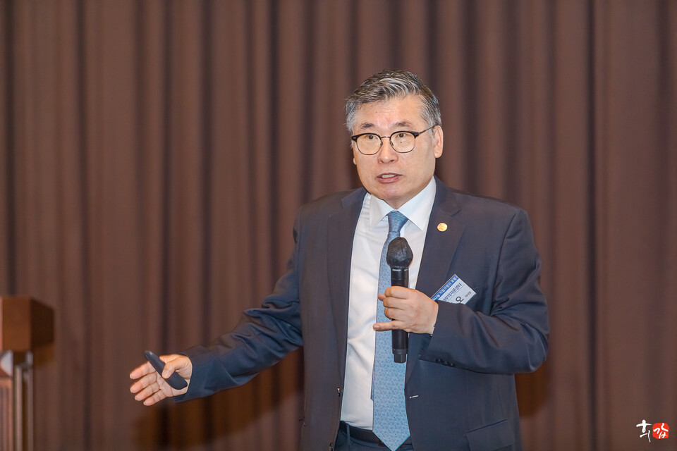 ‘미국發 고율관세 충격, 한국의 생존과 도약 전략’이란 주제로 연단에 선 김석오 ICTC 국제관세무역자문센터 이사장.[사진=(사)도전과나눔]