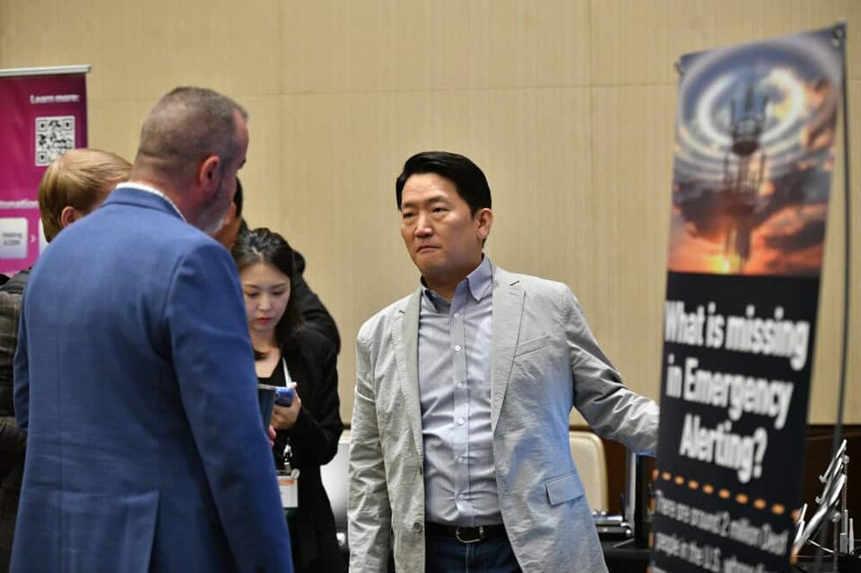 미국 워싱턴 DC에서 열린 2024 ATSC NextGen Broadcast Conference에서 FCC 관계자에게 설명하는 이인구 대표의 모습.(사진=이큐포올)