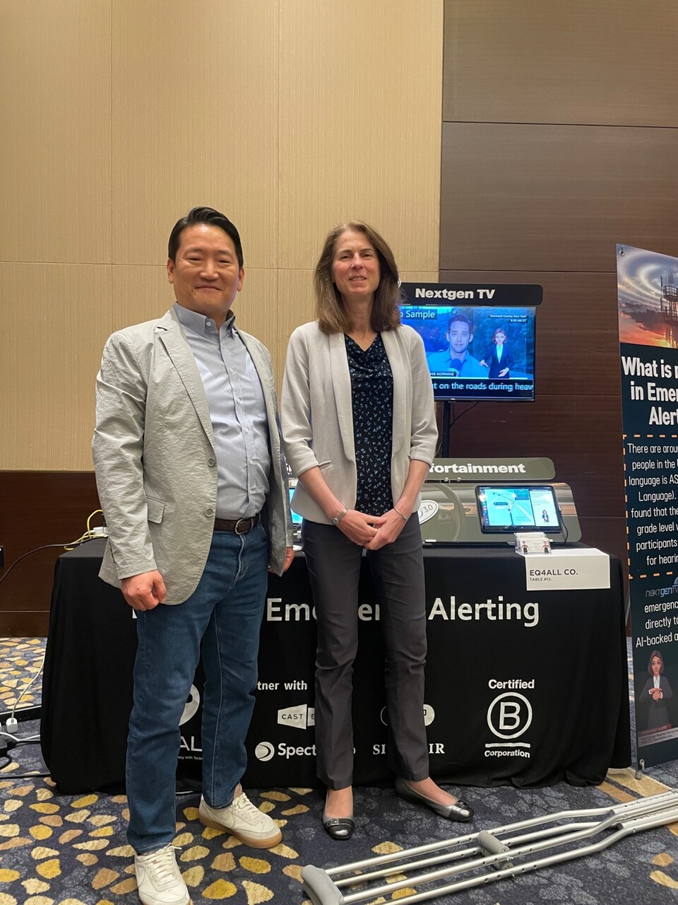 미국 워싱턴 DC에서 열린 2024 ATSC NextGen Broadcast Conference에서 ATSC President Madeleine Noland와 함께 기념촬영을 하는 이인구 대표.(사진=이큐포올)